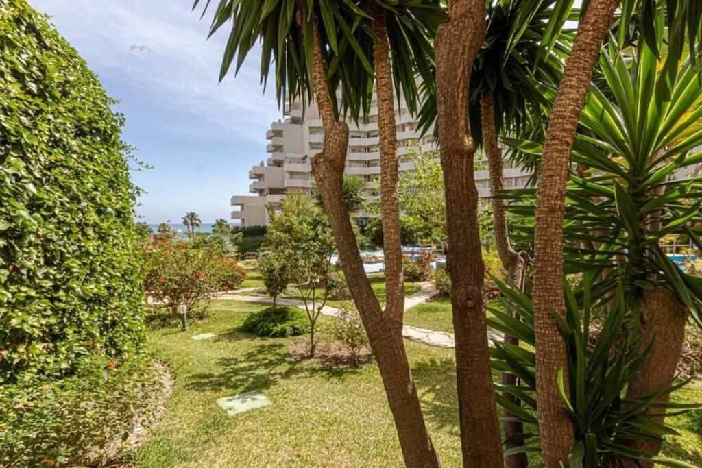 797 Holiday Rentals- Precioso piso con vistas al jardin en Benalbeach Benalmádena Exterior foto